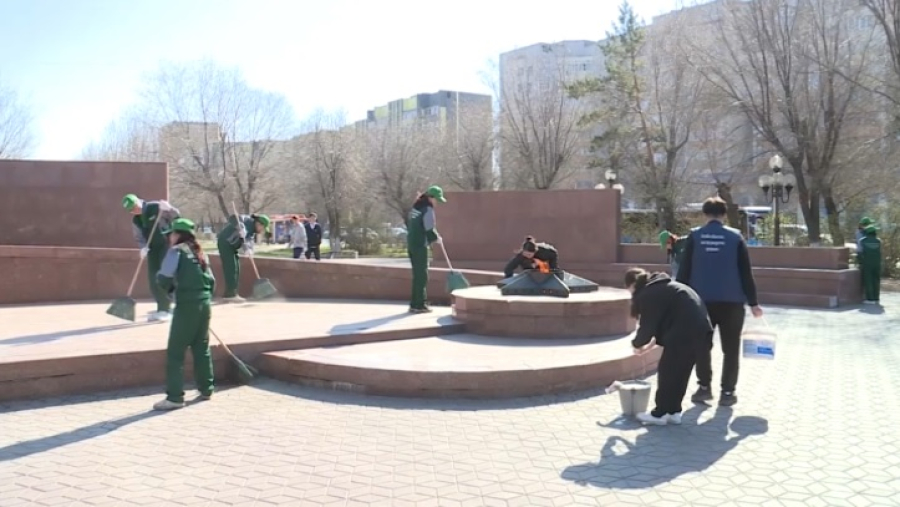 Жасылелевцы и волонтеры очистили территории памятников в Актобе