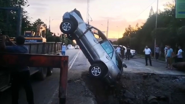 Таразда көлік қазылған жолға түсіп кетті