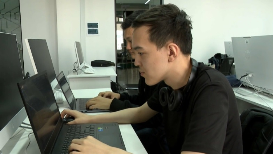 Курсы по ИИ прошли 35 тысяч казахстанских студентов