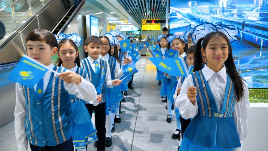 Школьники Астаны исполнили «Көк тудың желбірегені» прямо в вагоне LRT
