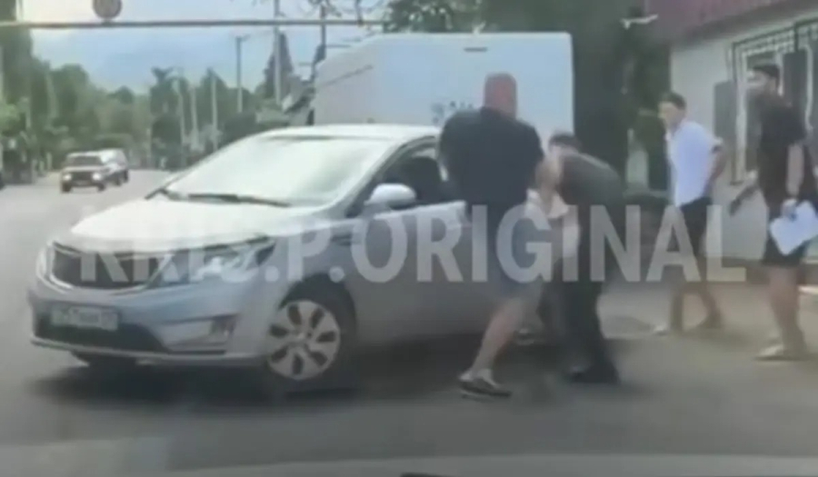 Алматыда жолға таласқан жүргізушілер төбелесіп қалды