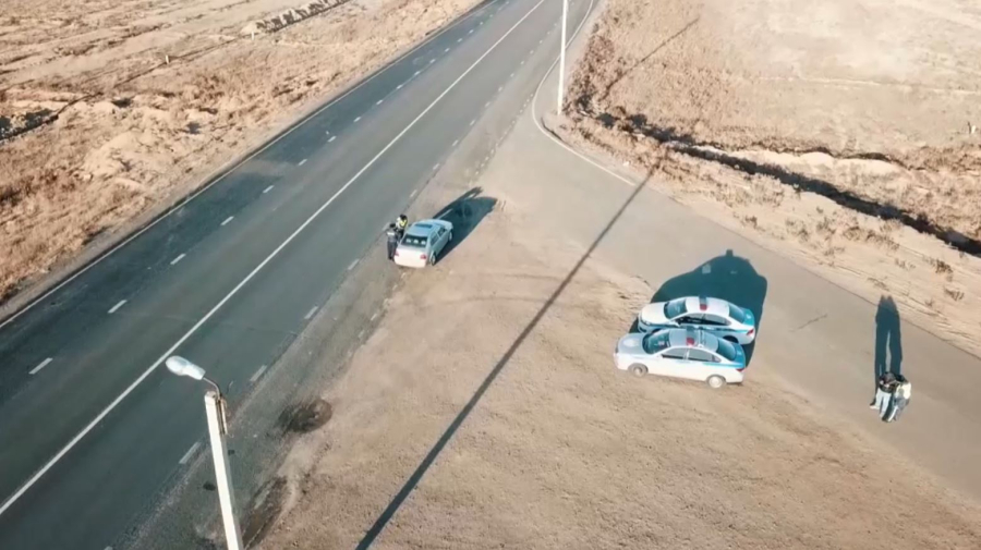 Полицейские патрулируют трассы с помощью дронов в Атырау