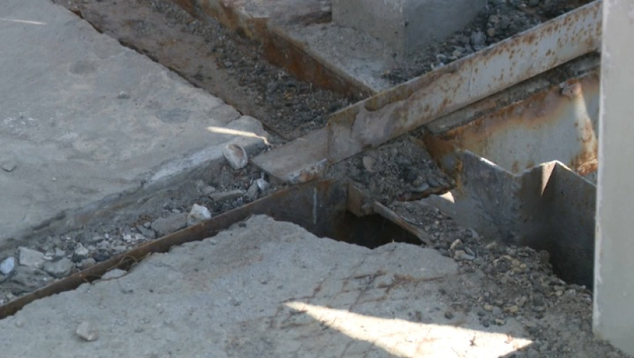 Пешеходный мост возле Парка Первого Президента разрушается в Алматы