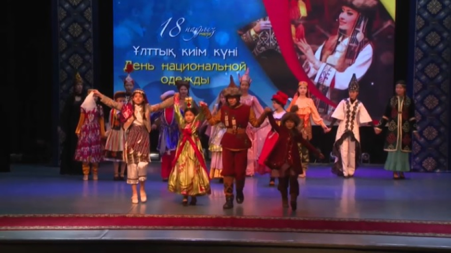 Детское дефиле национальной одежды провели в Алматы