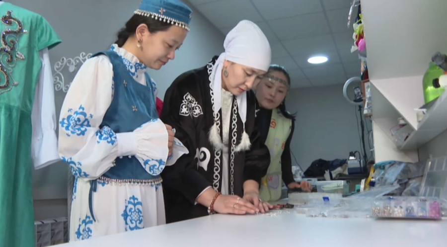 Ұлттық киім тіккен көпбалалы ана көпшілікті таңғалдырды