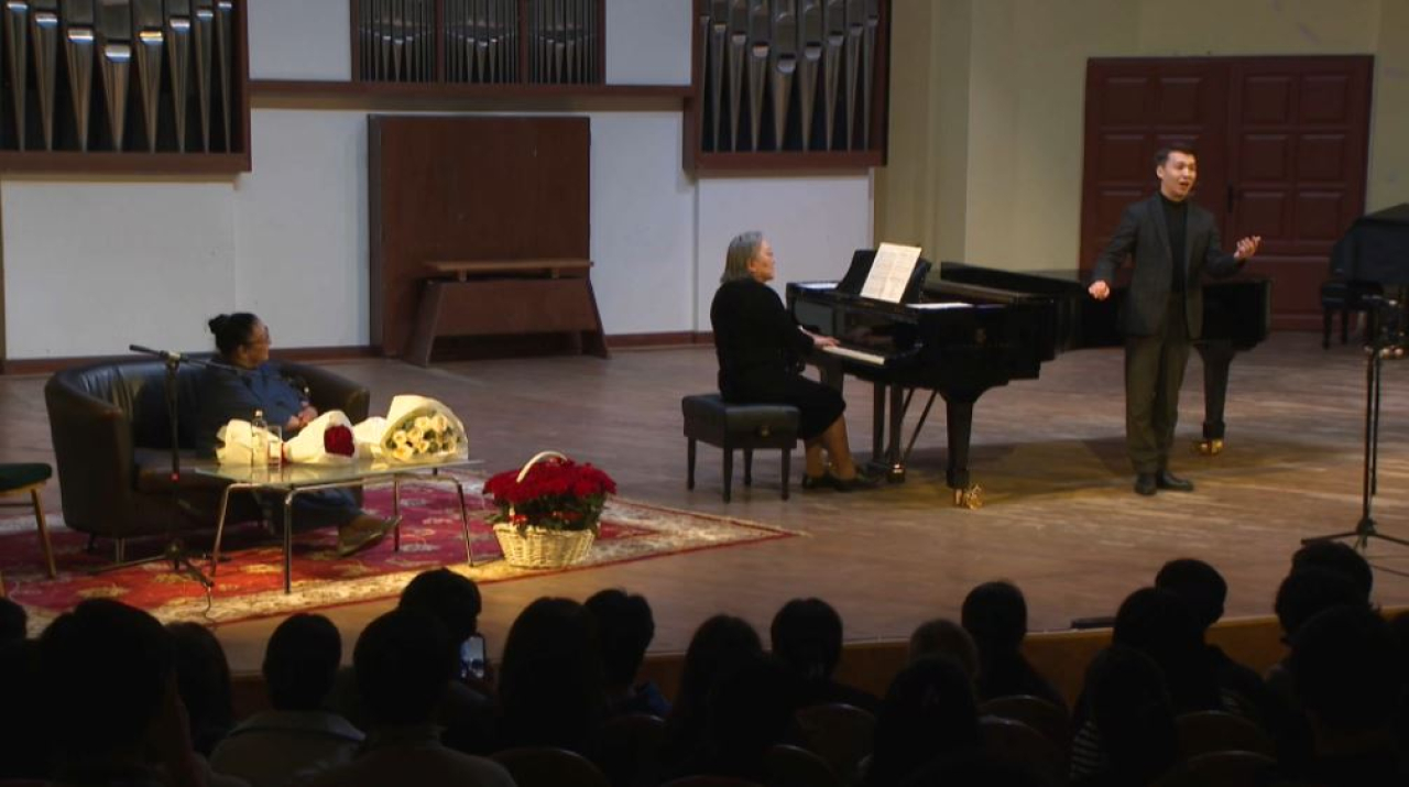 Бибигуль Тулегенова провела мастер-класс для студентов консерватории