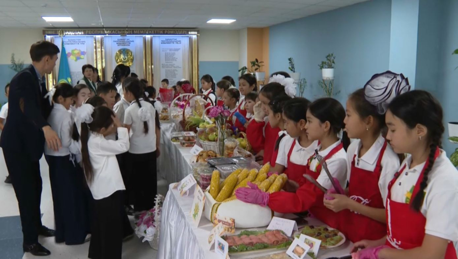 Жаркент қаласының оқушылары қайырымдылық жәрмеңкесін өткізді