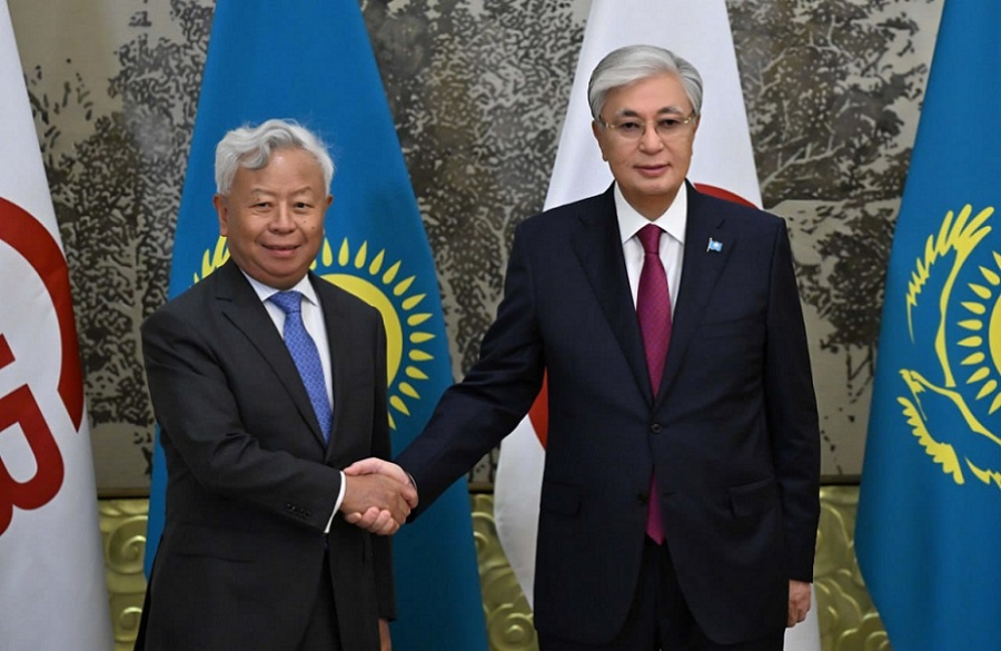 Глава государства побеседовал с президентом АБИИ