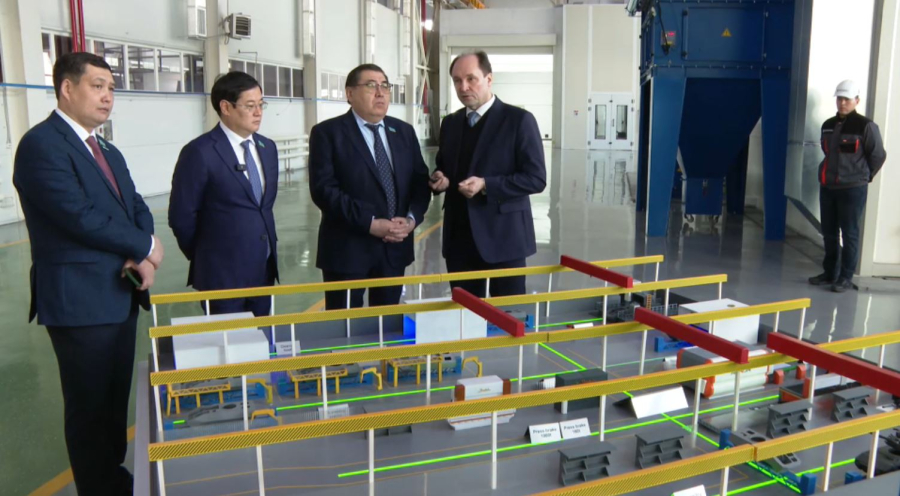 Депутаттар бронетехника зауытына барды