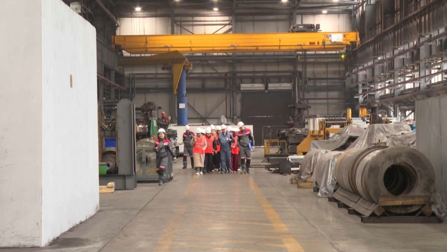 Ақтөбеде болашақ экологтар рельс-арқалық зауытқа экотур жасады