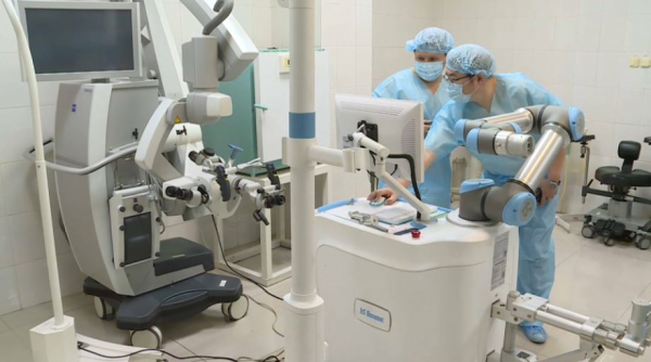 Карагандинские врачи впервые провели операции на мозге с помощью робота-хирурга