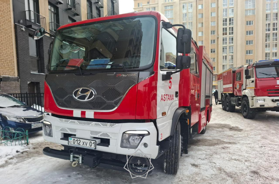 30 человек эвакуировали из ЖК в Астане из-за пожара