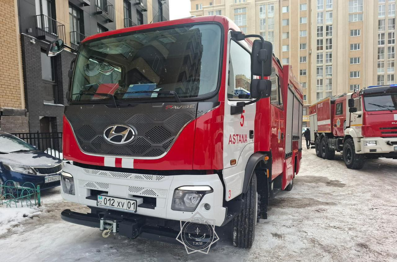 30 человек эвакуировали из ЖК в Астане из-за пожара
