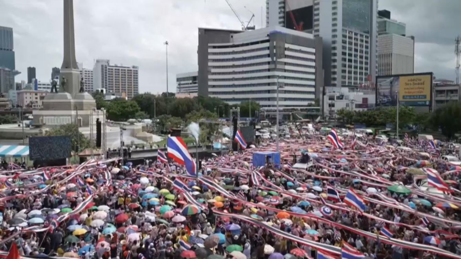 Протестующие в Бангкоке требуют отставки Премьер-министра