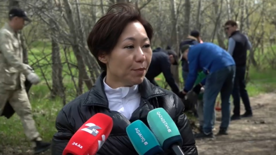 Волонтеры вышли на уборку поймы озера в ЗКО