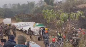Поисковые работы продолжаются на месте крушения самолета в Непале