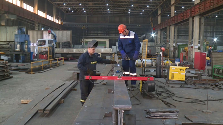 Труд большого коллектива: как работает завод в Караганде