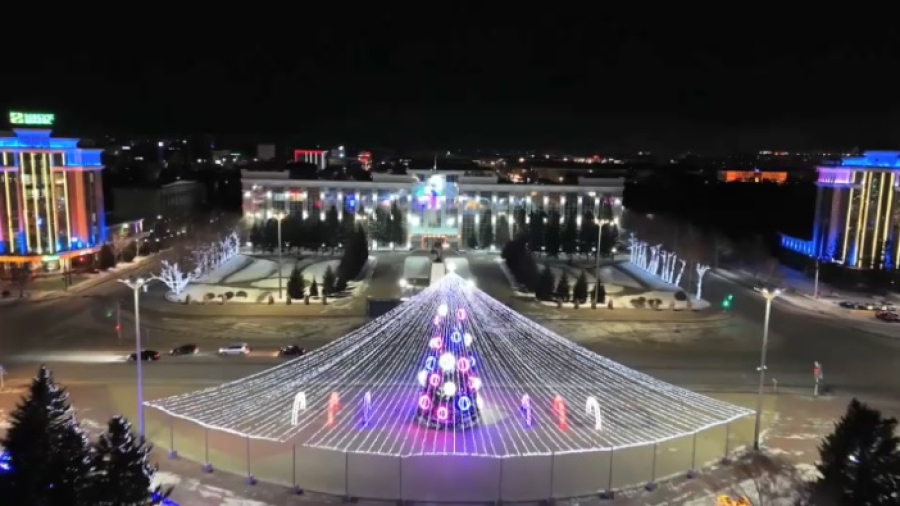 Улицы Усть-Каменогорска украсили 50 км гирлянд