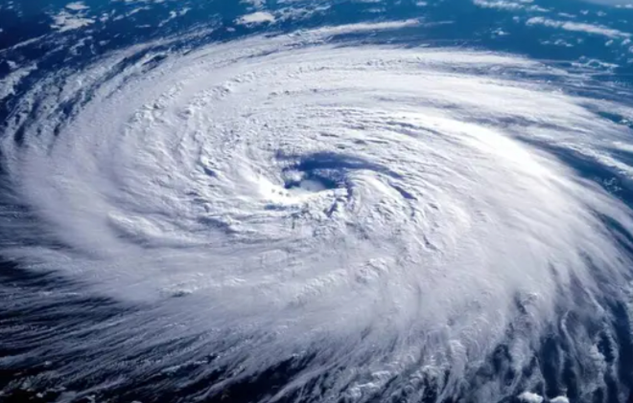 Десятки тысяч человек эвакуировали во Вьетнаме из-за тайфуна