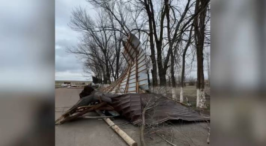Ураган повредил кровлю зданий в двух районах Жамбылской области