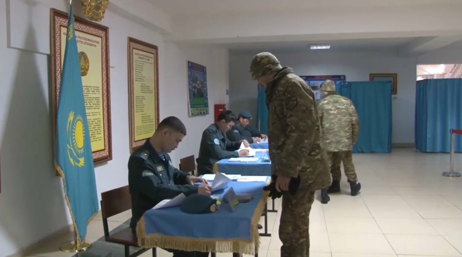 Әскери қызметшілер референдумға қатысты