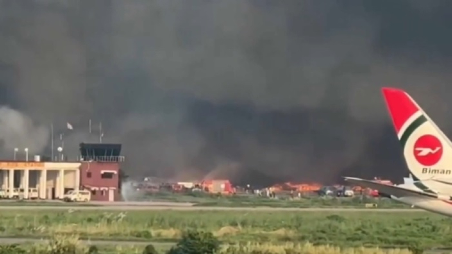 Мощный пожар вспыхнул в аэропорту Дакки