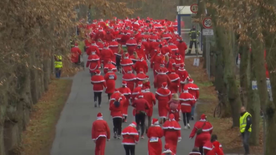 Берлинде Санта-Клаустар жарысты