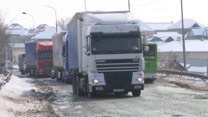Шымкентские водители возмущены состоянием трассы, ведущей в Узбекистан