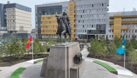 Памятник Айкол Манасу открыли в Астане