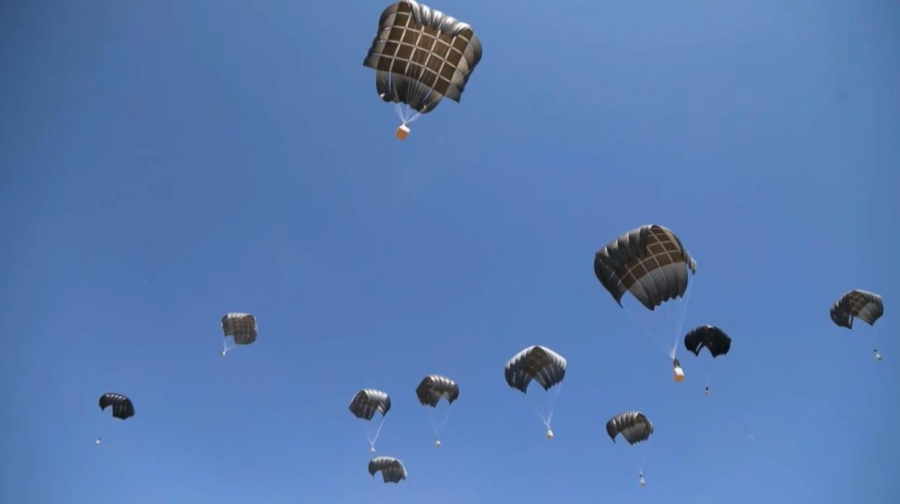 Франция сбросила с воздуха гумпомощь в Газу