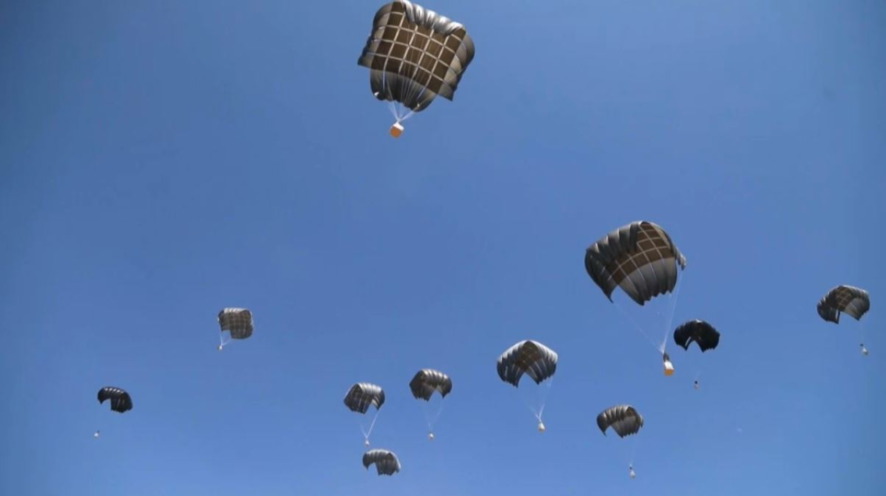 Франция сбросила с воздуха гумпомощь в Газу