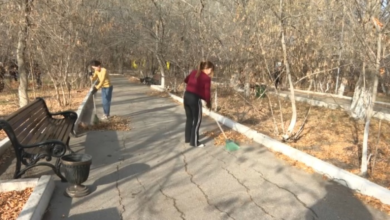 В Актобе студенты навели чистоту в ретропарке
