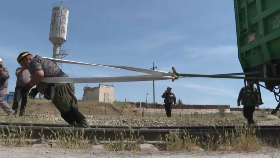 Шымкенттік спортшы 120 тонна болатын вагондарды сүйреп, рекорд орнатты