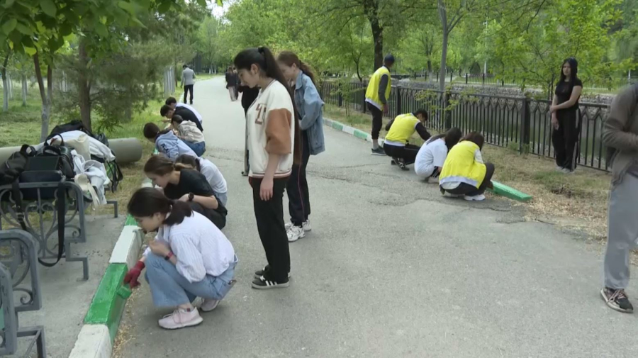 200 волонтёров очистили прибрежную зону реки Кошкар ата в Шымкенте