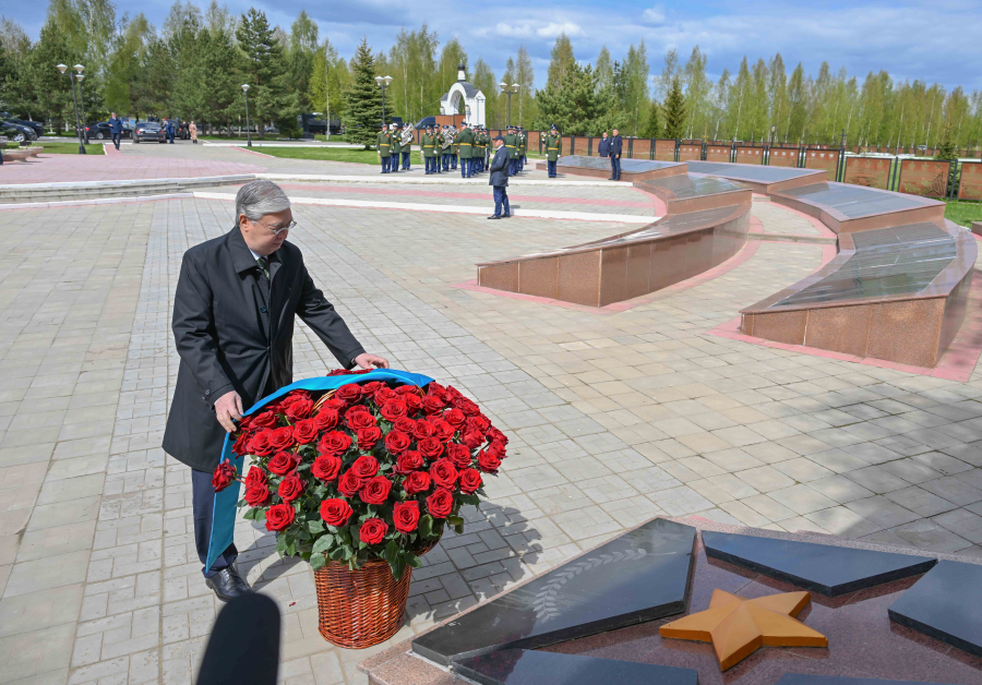 Мемлекет басшысы қазақстандық жауынгерлерге арналған мемориалға гүл шоғын қойды