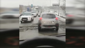 Пробки создаются из-за выбоин на ж/д переезде в Алматы