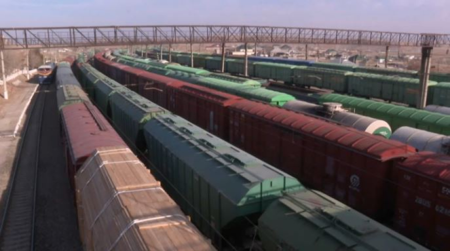 Железнодорожный затор образовался на юге Казахстана