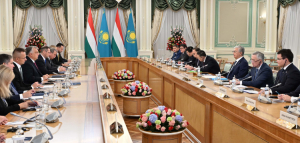Токаев провел переговоры с премьер-министром Венгрии в расширенном составе