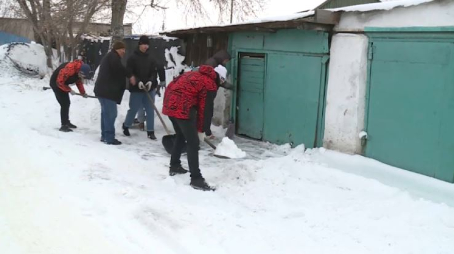 Молодёжь города Сарани помогает пенсионерам