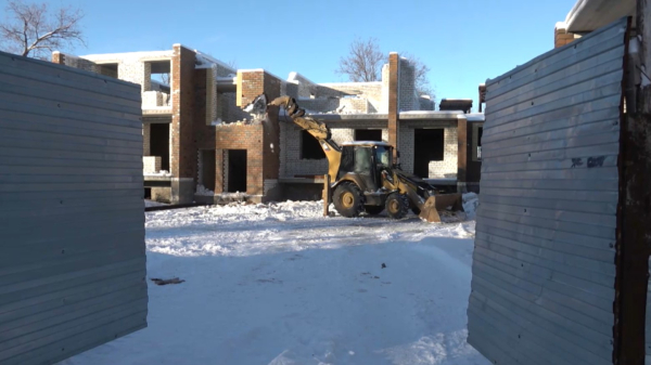 Новый многоквартирный дом начали сносить в Уральске