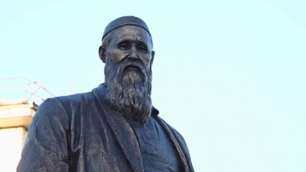 Памятник Шакариму Кудайбердыулы открыли в Семее