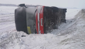 Автобус из Караганды перевернулся на трассе в РФ