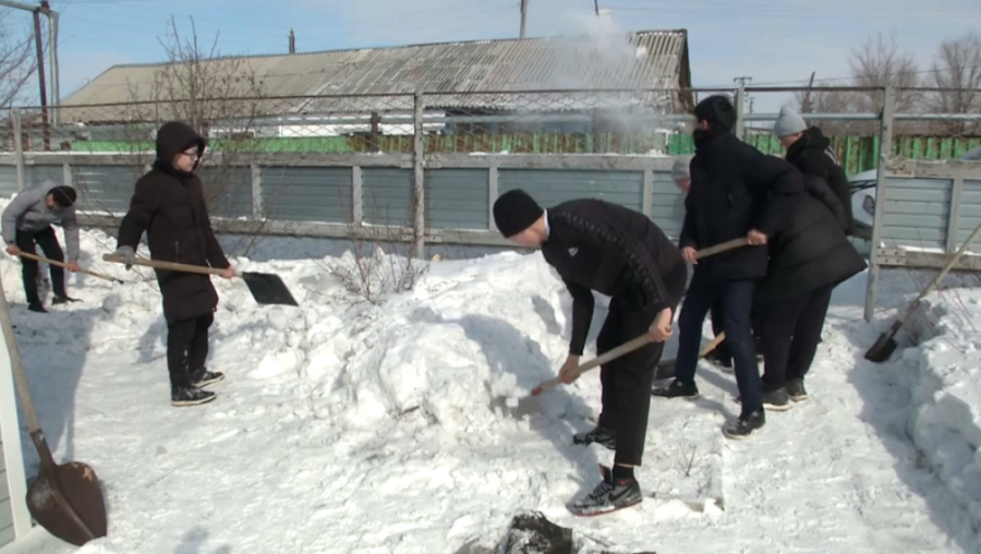 Шахтинск қаласында жастар қариялар үйінің ауласын қардан тазартты