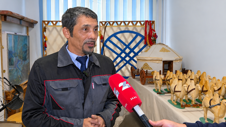 Педагог из Актобе обучает школьников ремеслу и трудолюбию