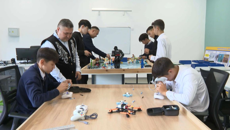 Абай облысында 25 мың оқушы робот құрастырумен айналысады