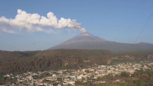 Мексиканский вулкан Попокатепетль извергает дым и пепел целую неделю