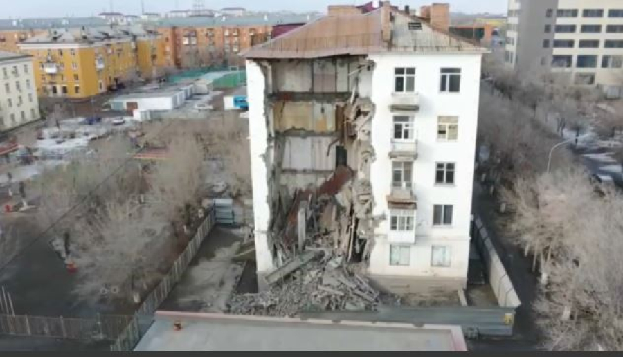 Балқашта көпқабатты үйдің кіреберісі тұтас опырылып түсті