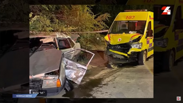Оралда жеңіл көлік жедел жәрдеммен соқтығысқан