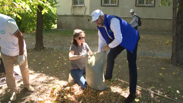 Алматыда «Таза бейсенбі» экоакциясына жүзге жуық адам қатысты