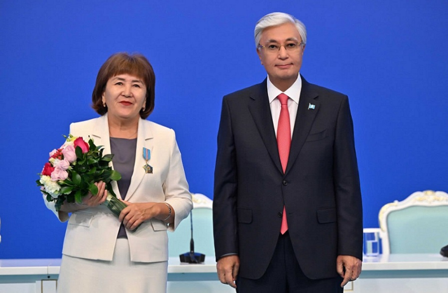 Токаев вручил государственные награды ряду педагогов